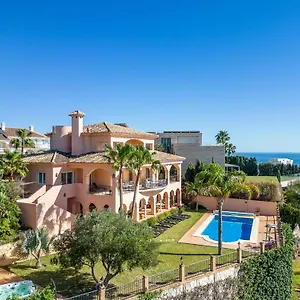 luxury-beachside-villa-with-heated-pool-and-hot-tub.1costadelsol.com/